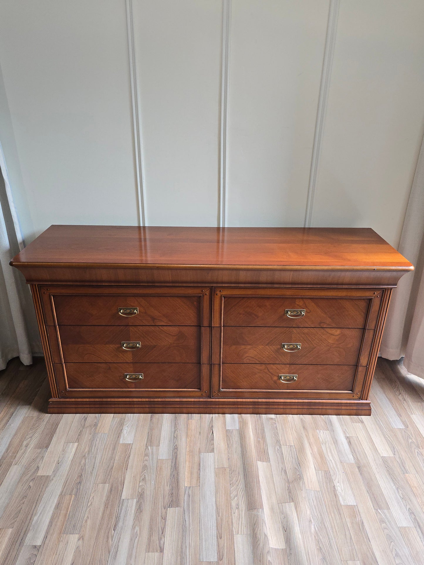 Vintage Solid Wood 6-Drawer Dresser with Two Matching Nightstands – Warm Wood Finish