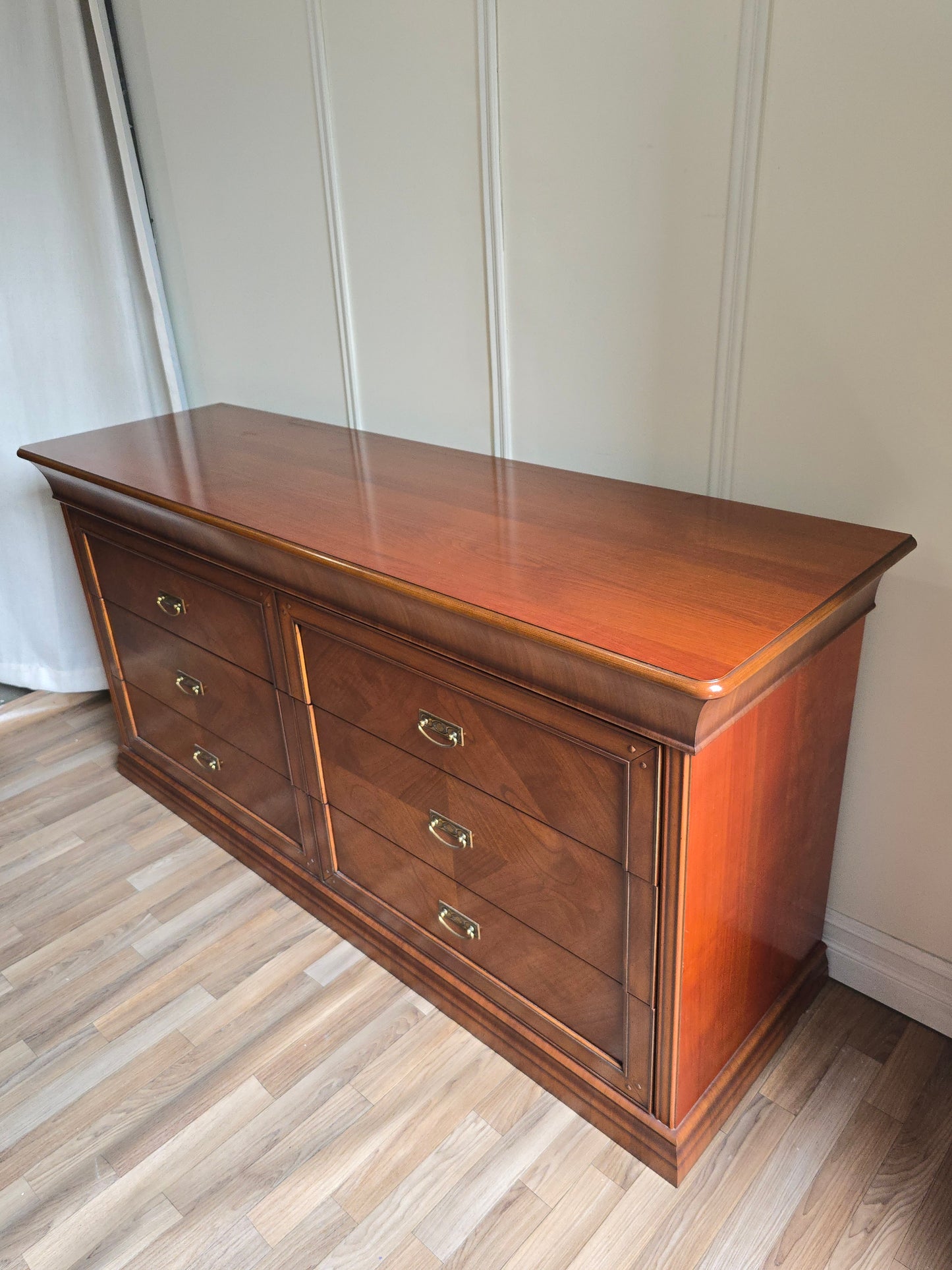 Vintage Solid Wood 6-Drawer Dresser with Two Matching Nightstands – Warm Wood Finish