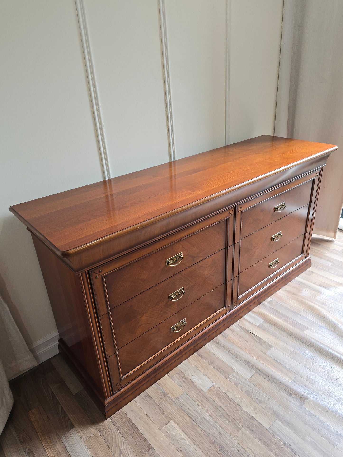 Vintage Solid Wood 6-Drawer Dresser with Two Matching Nightstands – Warm Wood Finish