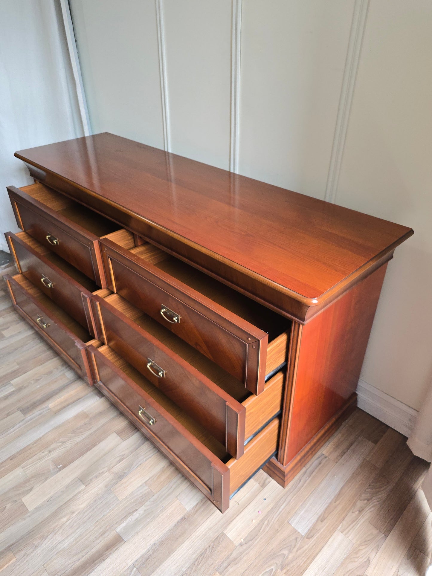 Vintage Solid Wood 6-Drawer Dresser with Two Matching Nightstands – Warm Wood Finish