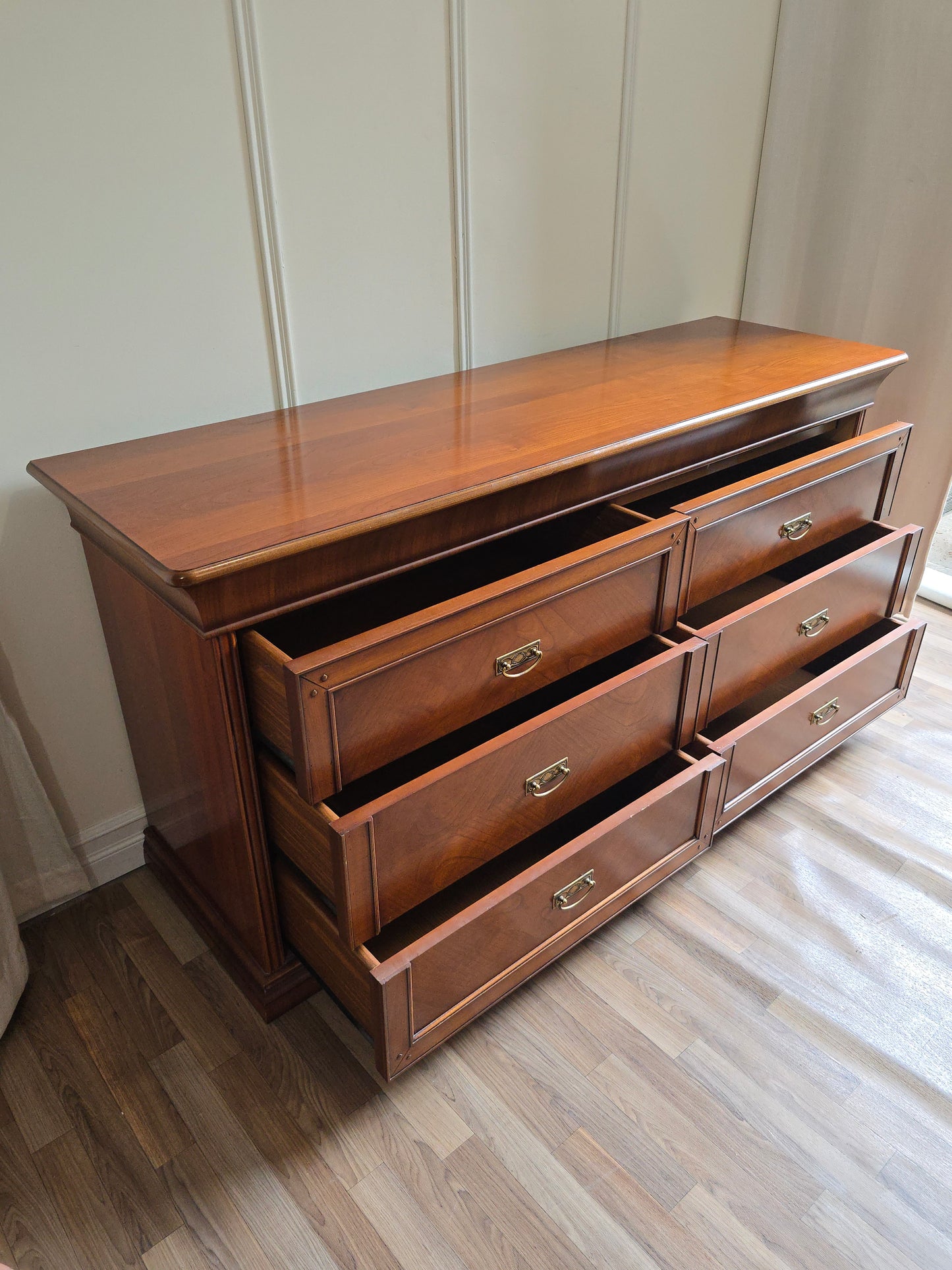 Vintage Solid Wood 6-Drawer Dresser with Two Matching Nightstands – Warm Wood Finish