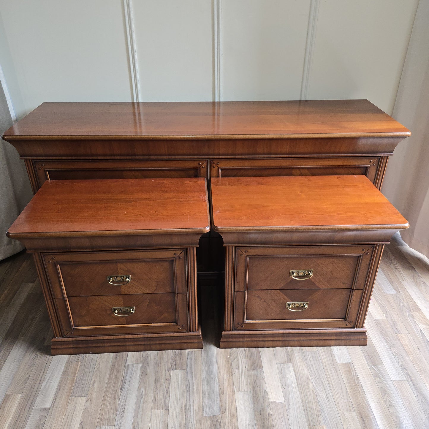 Vintage Solid Wood 6-Drawer Dresser with Two Matching Nightstands – Warm Wood Finish