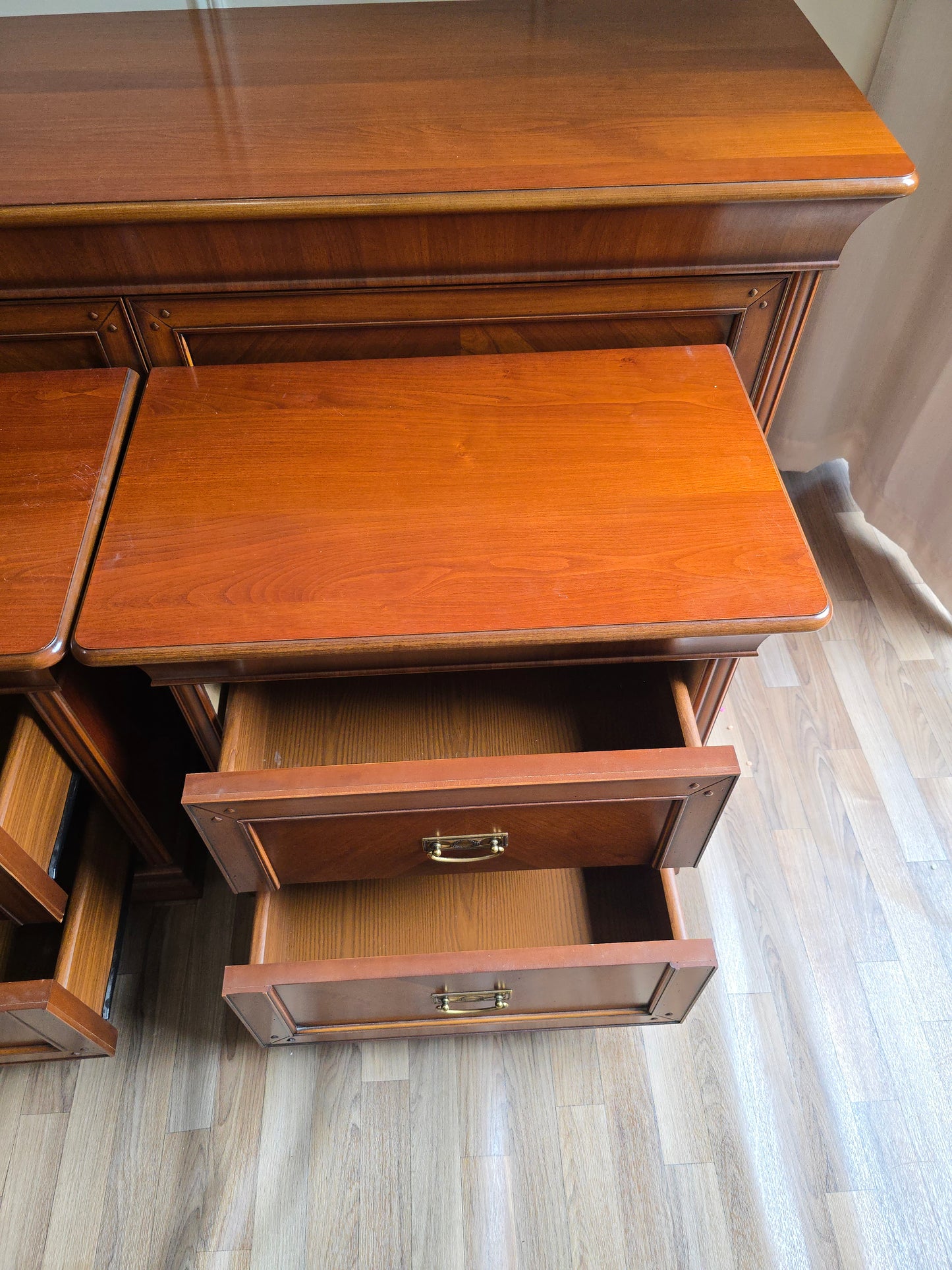Vintage Solid Wood 6-Drawer Dresser with Two Matching Nightstands – Warm Wood Finish