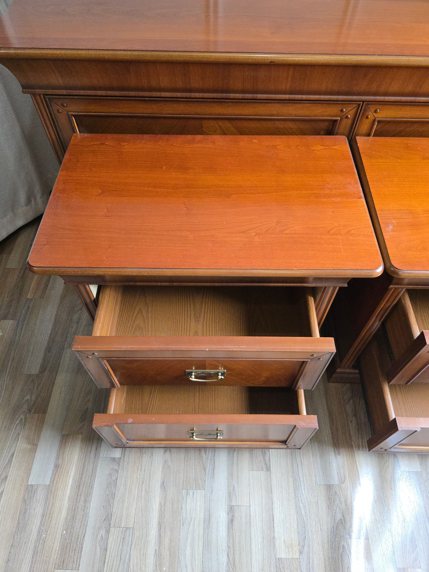 Vintage Solid Wood 6-Drawer Dresser with Two Matching Nightstands – Warm Wood Finish