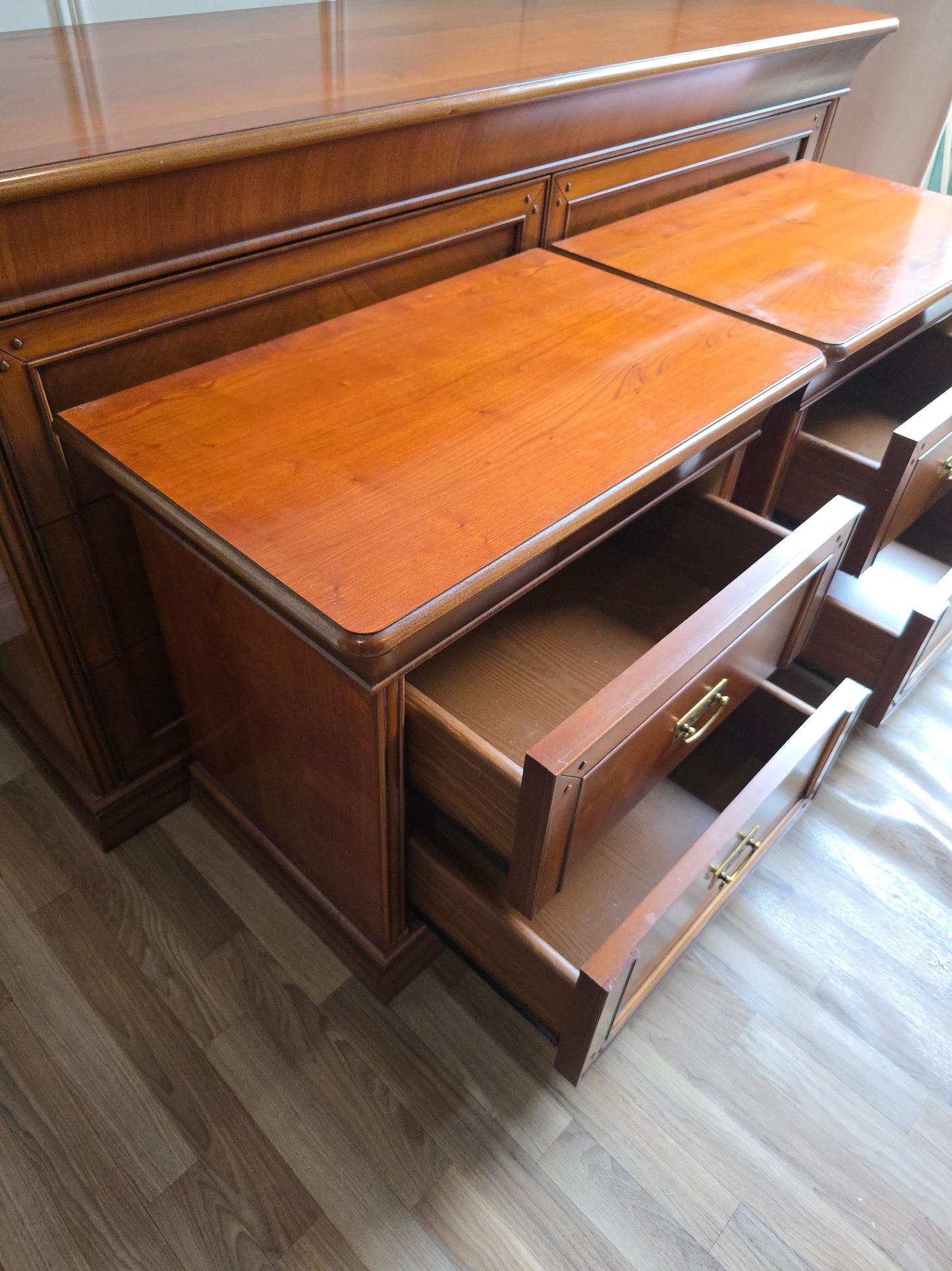 Vintage Solid Wood 6-Drawer Dresser with Two Matching Nightstands – Warm Wood Finish