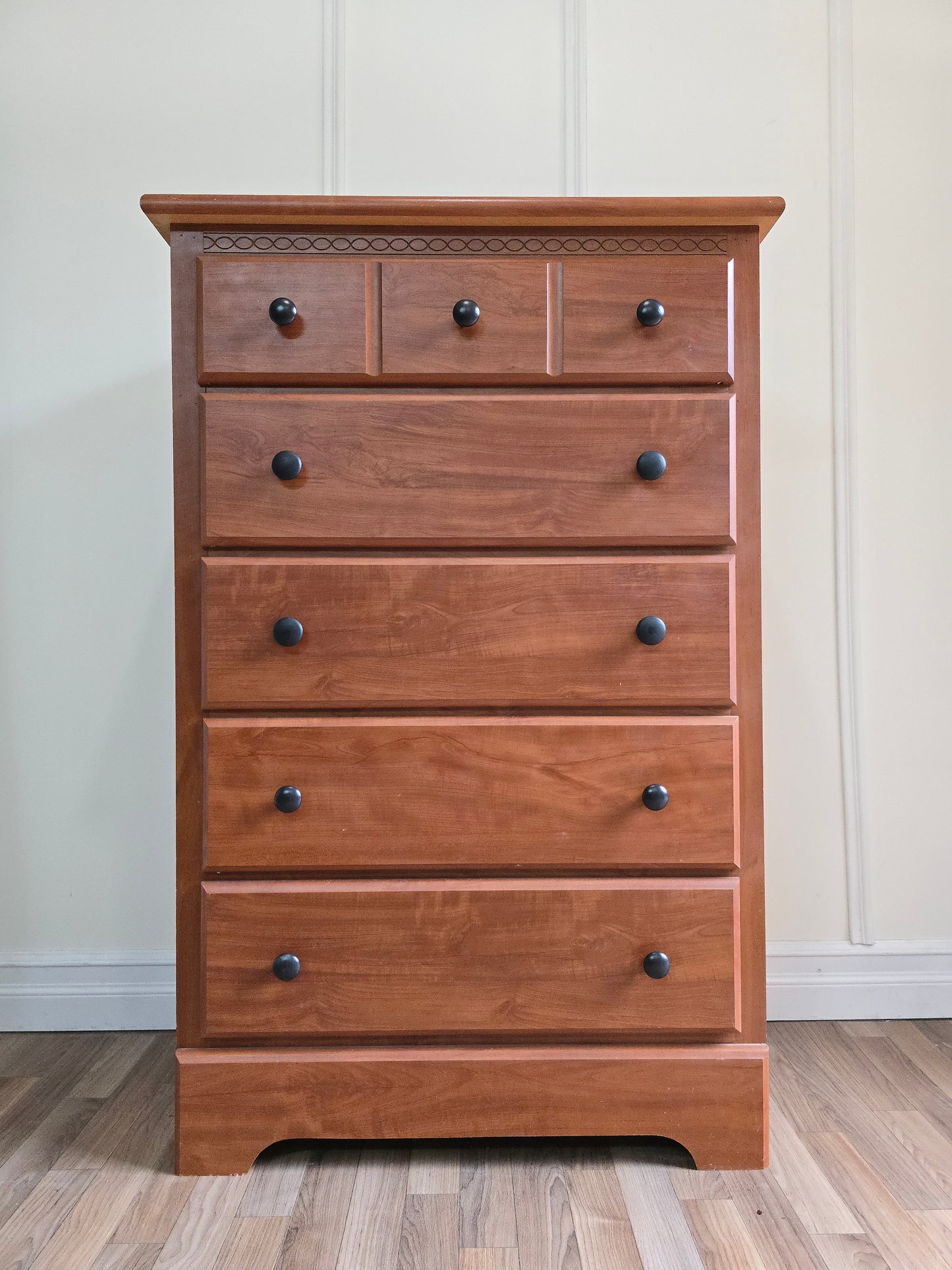 Solid Wood Chest of Draers-6-Drawer Traditional Dresser with Carved Top Detail & Black Knobs