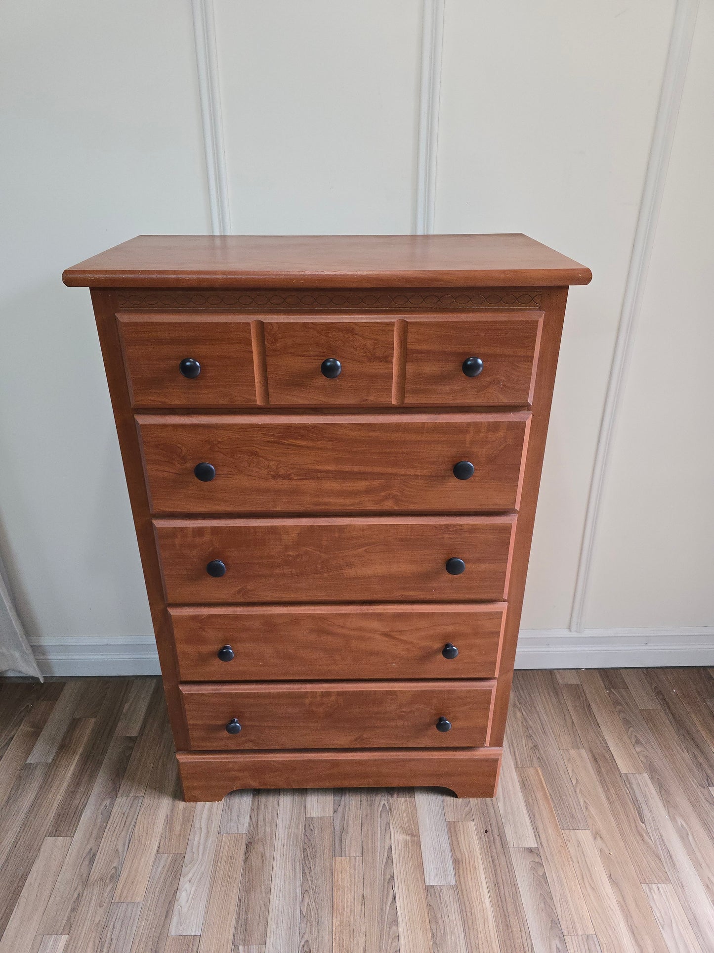 Solid Wood Chest of Draers-6-Drawer Traditional Dresser with Carved Top Detail & Black Knobs