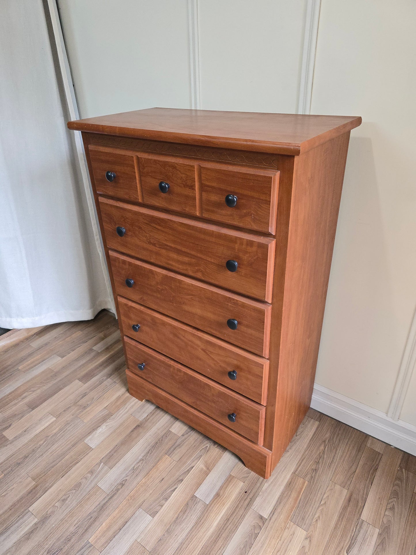 Solid Wood Chest of Draers-6-Drawer Traditional Dresser with Carved Top Detail & Black Knobs