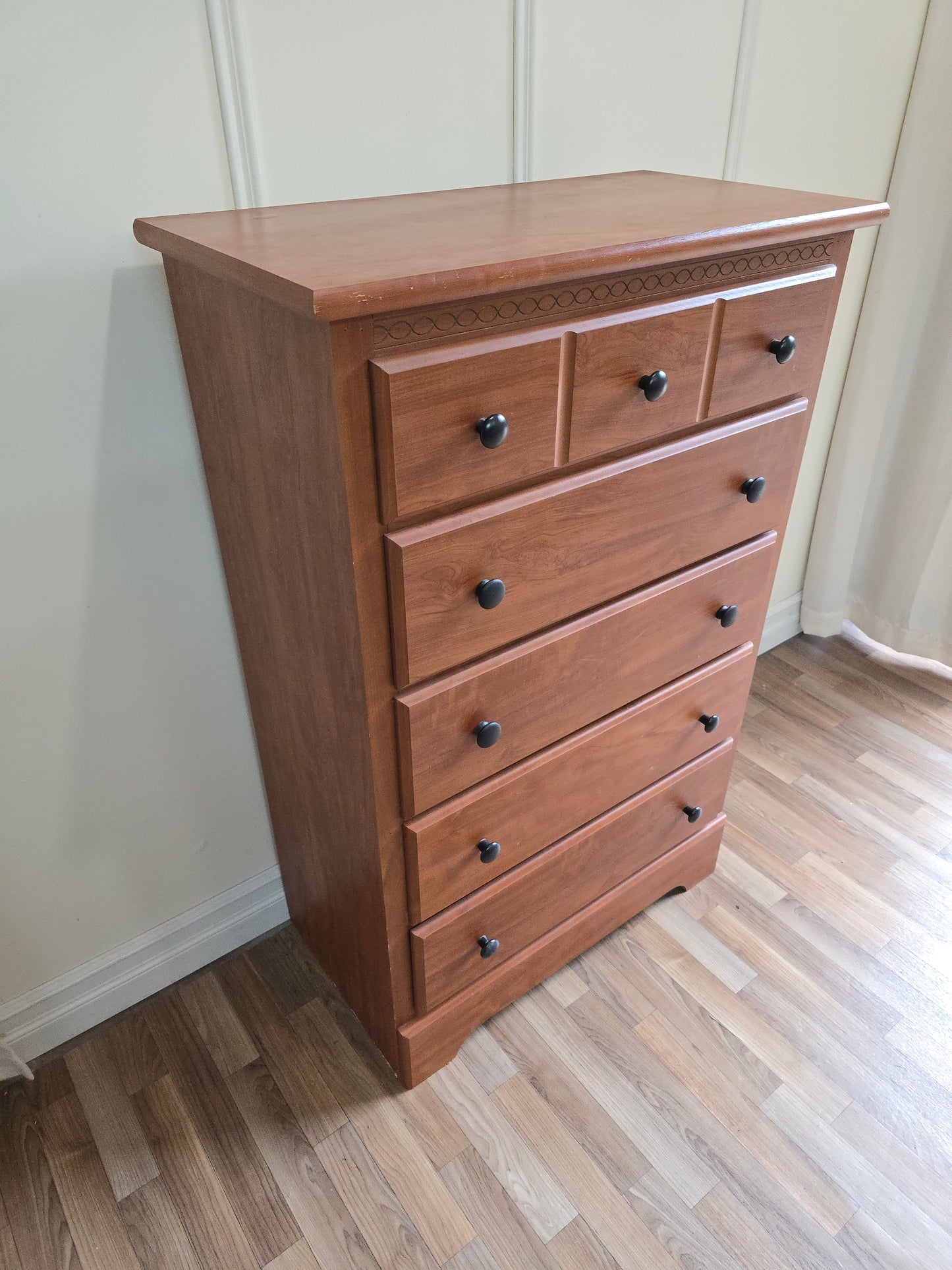 Solid Wood Chest of Draers-6-Drawer Traditional Dresser with Carved Top Detail & Black Knobs