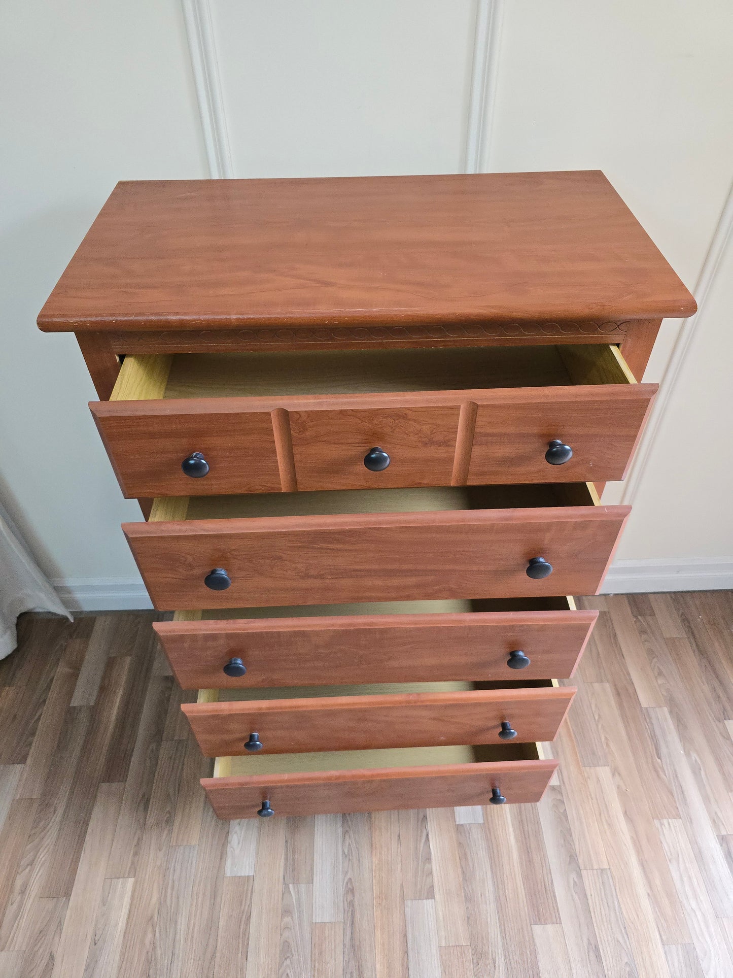 Solid Wood Chest of Draers-6-Drawer Traditional Dresser with Carved Top Detail & Black Knobs