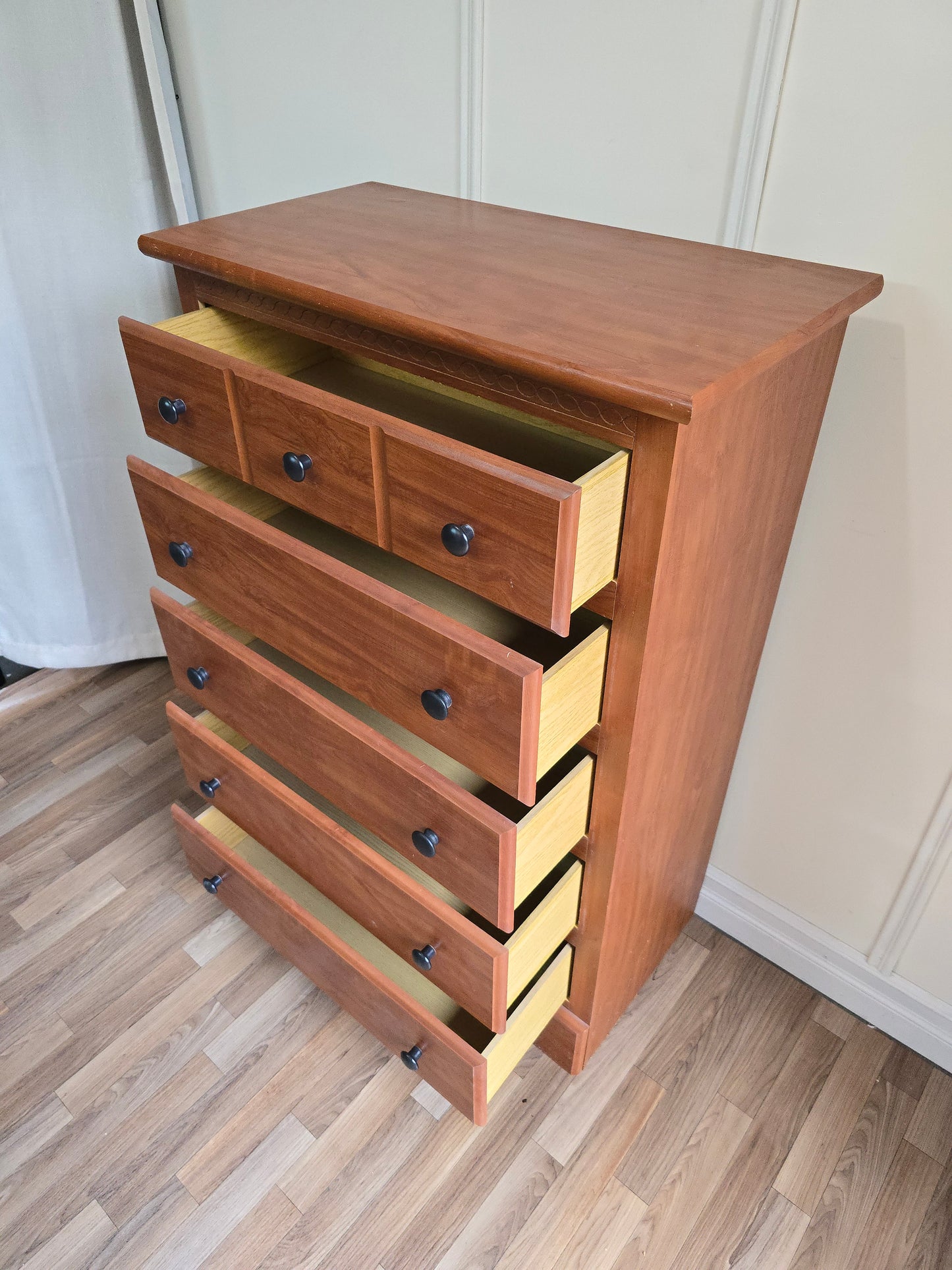 Solid Wood Chest of Draers-6-Drawer Traditional Dresser with Carved Top Detail & Black Knobs