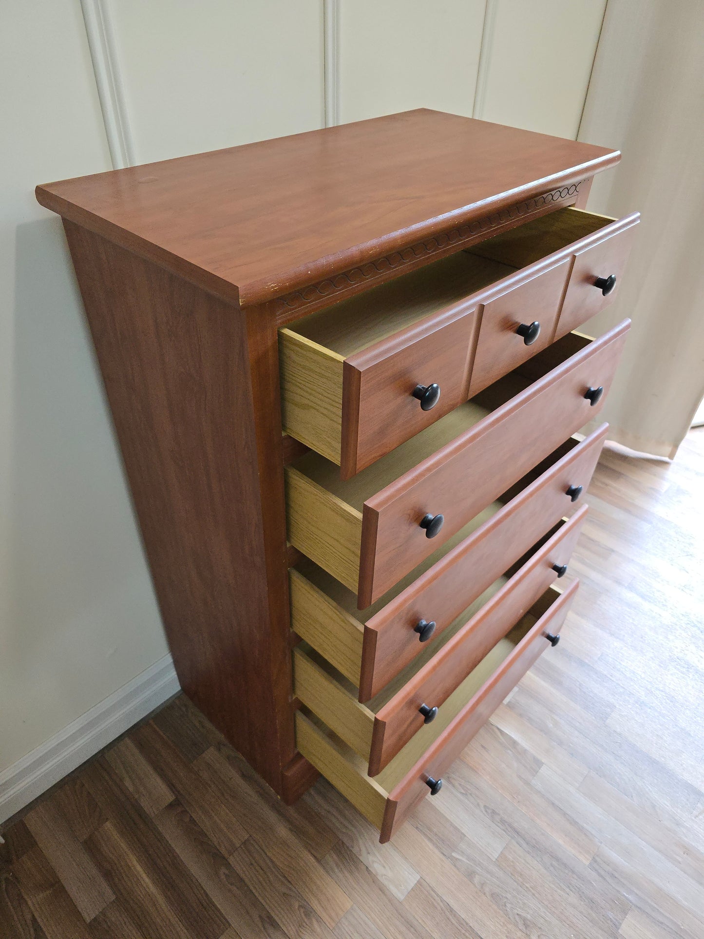 Solid Wood Chest of Draers-6-Drawer Traditional Dresser with Carved Top Detail & Black Knobs