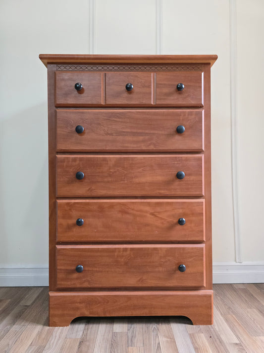 Solid Wood Chest of Draers-6-Drawer Traditional Dresser with Carved Top Detail & Black Knobs